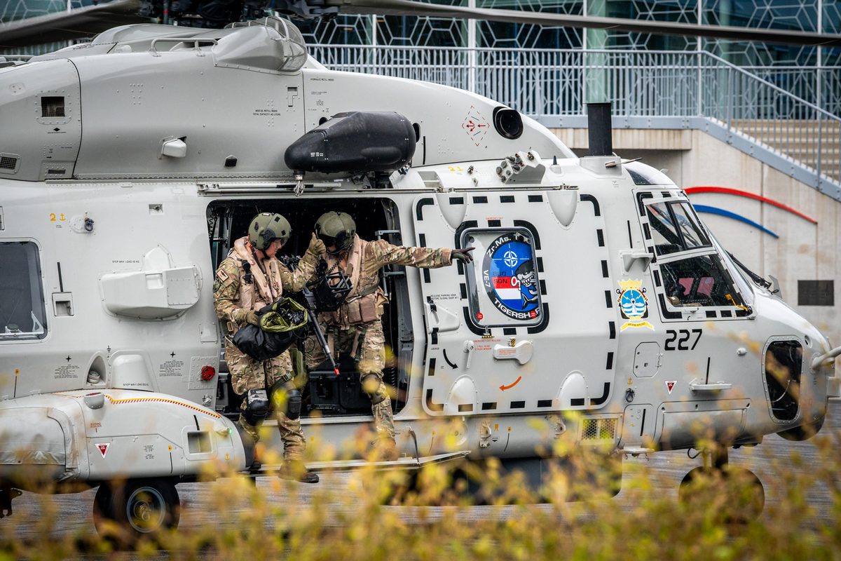 Een NH90-maritieme gevechtshelikopter van het 860 Squadron landt bij ijsstadion Thialf. De landing maakt deel uit van een meerdaagse militaire oefening van Defensie, waarbij militairen onder meer het ophalen van een gewonde trainen.