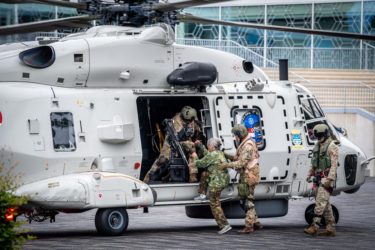 Een NH90-maritieme gevechtshelikopter van het 860 Squadron landt bij ijsstadion Thialf. De landing maakt deel uit van een meerdaagse militaire oefening van Defensie, waarbij militairen onder meer het ophalen van een gewonde trainen.