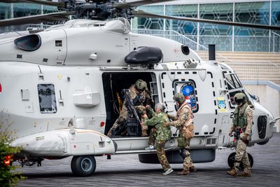 Een NH90-maritieme gevechtshelikopter van het 860 Squadron landt bij ijsstadion Thialf. De landing maakt deel uit van een meerdaagse militaire oefening van Defensie, waarbij militairen onder meer het ophalen van een gewonde trainen.