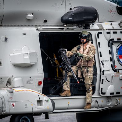 Een NH90-maritieme gevechtshelikopter van het 860 Squadron landt bij ijsstadion Thialf. De landing maakt deel uit van een meerdaagse militaire oefening van Defensie, waarbij militairen onder meer het ophalen van een gewonde trainen.