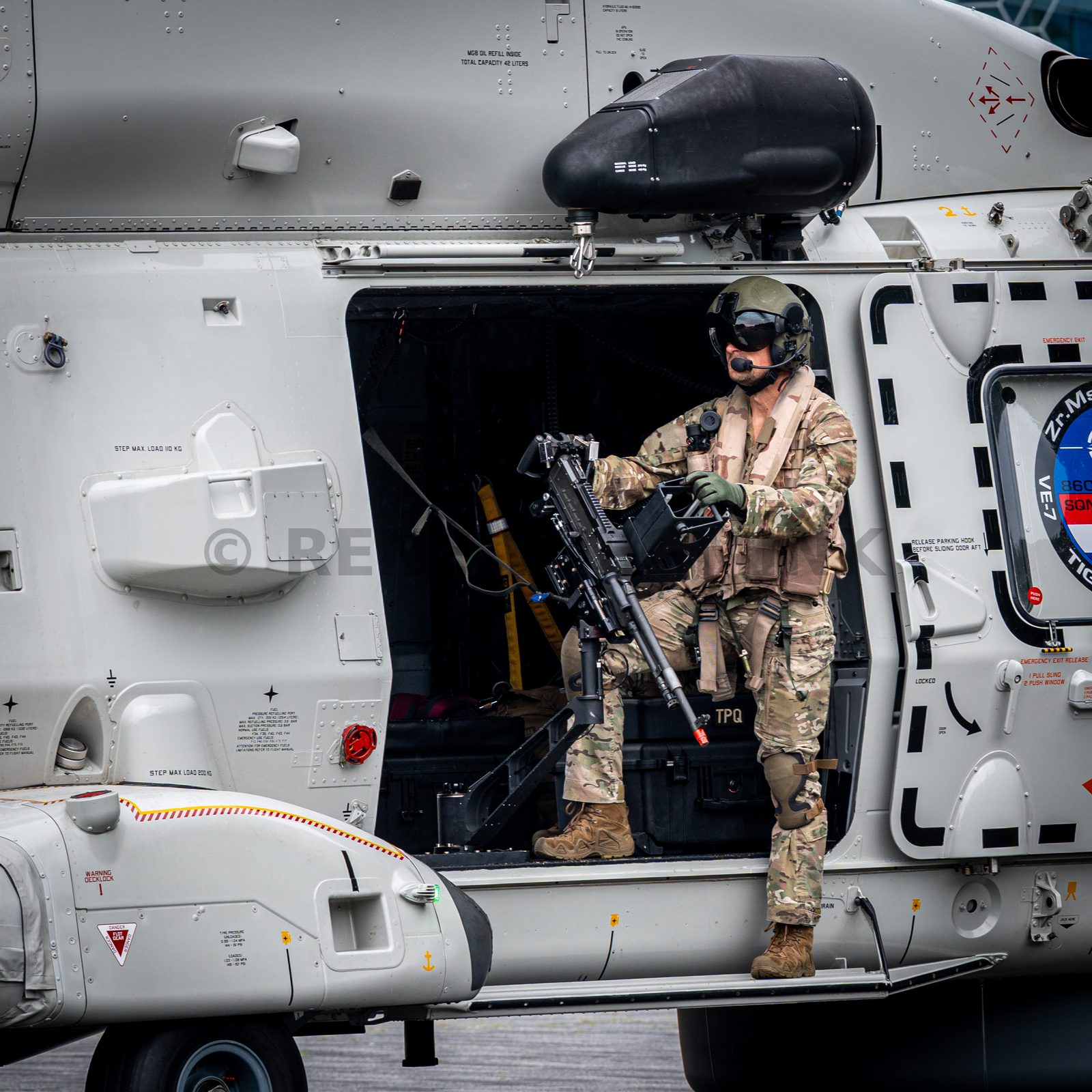 Een NH90-maritieme gevechtshelikopter van het 860 Squadron landt bij ijsstadion Thialf. De landing maakt deel uit van een meerdaagse militaire oefening van Defensie, waarbij militairen onder meer het ophalen van een gewonde trainen.