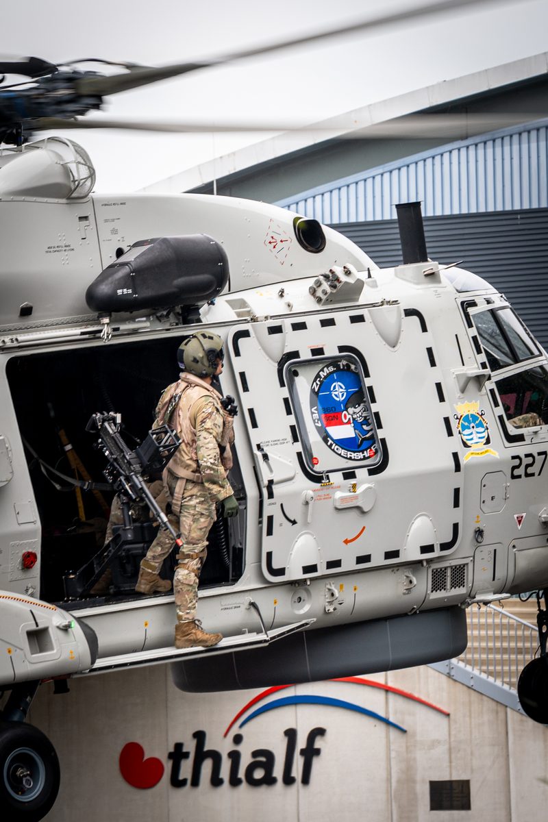 Een NH90-maritieme gevechtshelikopter van het 860 Squadron landt bij ijsstadion Thialf. De landing maakt deel uit van een meerdaagse militaire oefening van Defensie, waarbij militairen onder meer het ophalen van een gewonde trainen.
