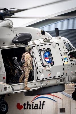 Een NH90-maritieme gevechtshelikopter van het 860 Squadron landt bij ijsstadion Thialf. De landing maakt deel uit van een meerdaagse militaire oefening van Defensie, waarbij militairen onder meer het ophalen van een gewonde trainen.