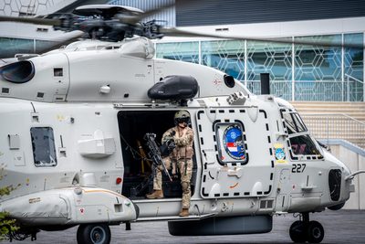 Een NH90-maritieme gevechtshelikopter van het 860 Squadron landt bij ijsstadion Thialf. De landing maakt deel uit van een meerdaagse militaire oefening van Defensie, waarbij militairen onder meer het ophalen van een gewonde trainen.