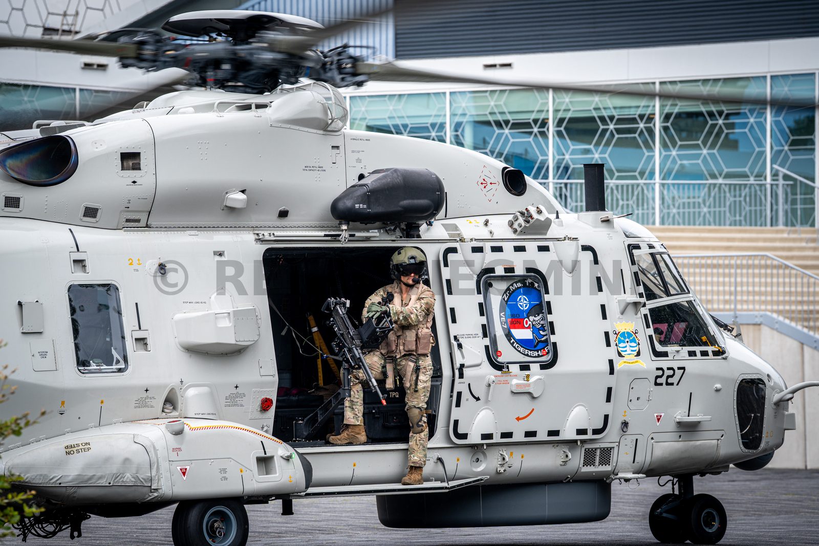 Een NH90-maritieme gevechtshelikopter van het 860 Squadron landt bij ijsstadion Thialf. De landing maakt deel uit van een meerdaagse militaire oefening van Defensie, waarbij militairen onder meer het ophalen van een gewonde trainen.