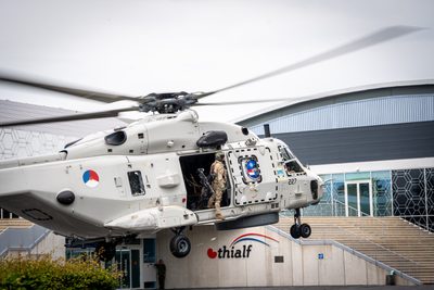 Een NH90-maritieme gevechtshelikopter van het 860 Squadron landt bij ijsstadion Thialf. De landing maakt deel uit van een meerdaagse militaire oefening van Defensie, waarbij militairen onder meer het ophalen van een gewonde trainen.