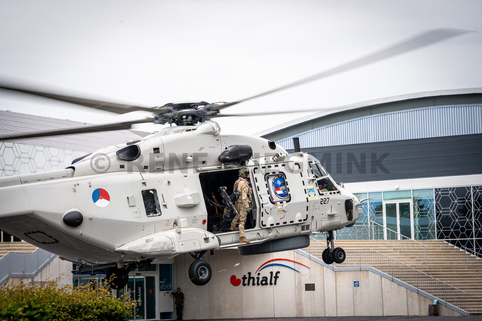 Een NH90-maritieme gevechtshelikopter van het 860 Squadron landt bij ijsstadion Thialf. De landing maakt deel uit van een meerdaagse militaire oefening van Defensie, waarbij militairen onder meer het ophalen van een gewonde trainen.
