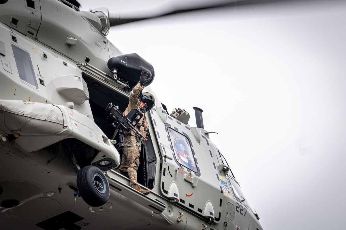 Een NH90-maritieme gevechtshelikopter van het 860 Squadron landt bij ijsstadion Thialf. De landing maakt deel uit van een meerdaagse militaire oefening van Defensie, waarbij militairen onder meer het ophalen van een gewonde trainen.