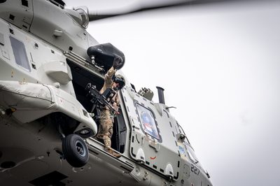 Een NH90-maritieme gevechtshelikopter van het 860 Squadron landt bij ijsstadion Thialf. De landing maakt deel uit van een meerdaagse militaire oefening van Defensie, waarbij militairen onder meer het ophalen van een gewonde trainen.
