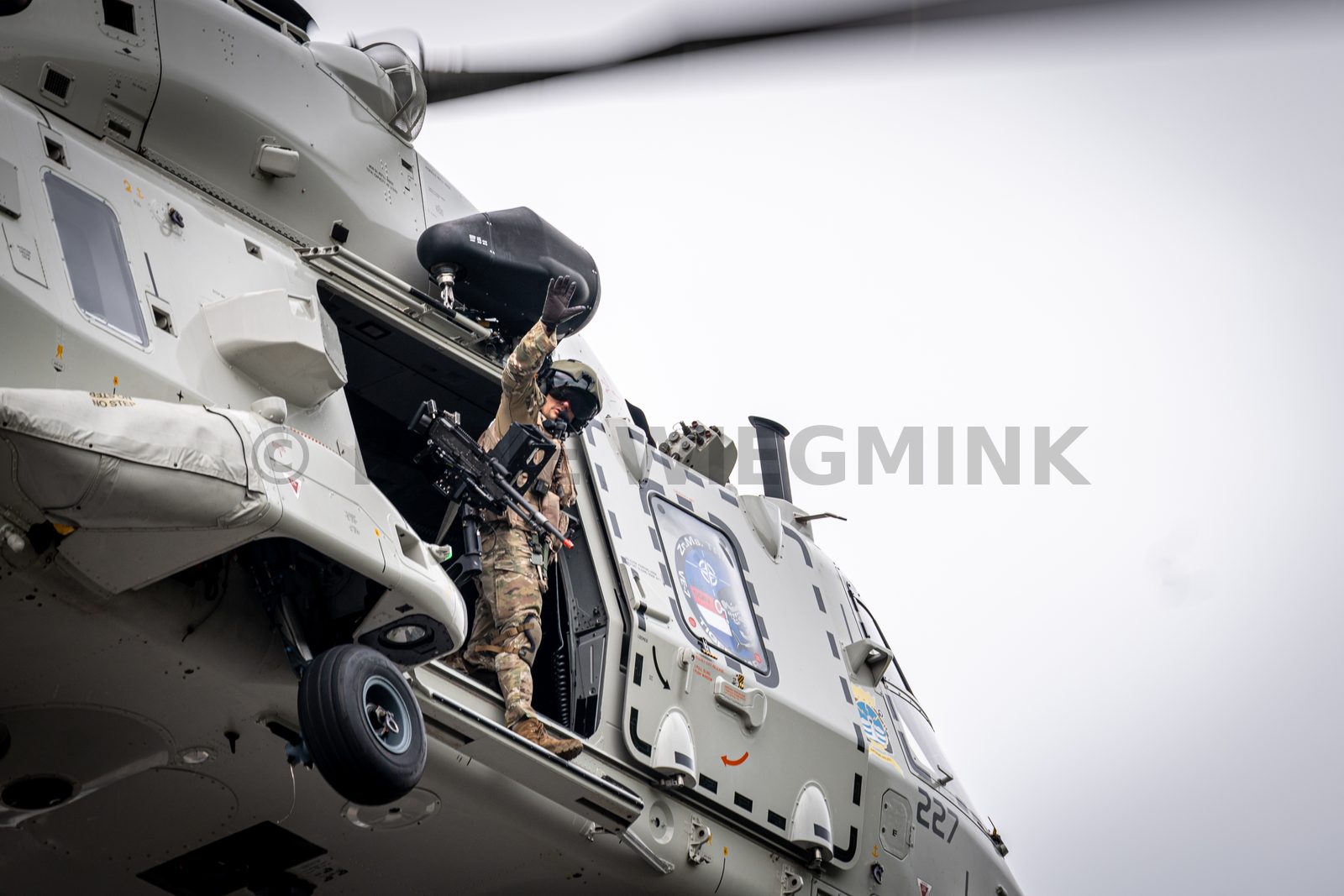Een NH90-maritieme gevechtshelikopter van het 860 Squadron landt bij ijsstadion Thialf. De landing maakt deel uit van een meerdaagse militaire oefening van Defensie, waarbij militairen onder meer het ophalen van een gewonde trainen.