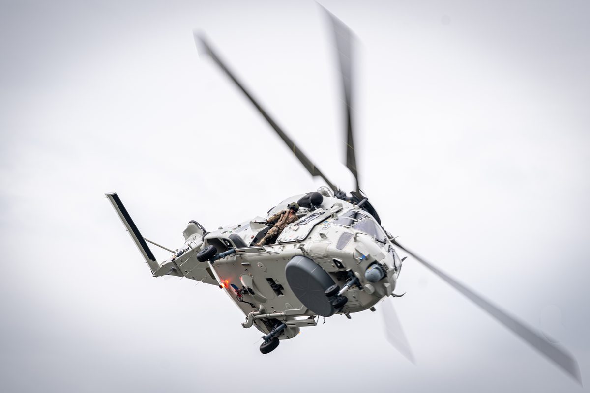 Een NH90-maritieme gevechtshelikopter van het 860 Squadron landt bij ijsstadion Thialf. De landing maakt deel uit van een meerdaagse militaire oefening van Defensie, waarbij militairen onder meer het ophalen van een gewonde trainen.