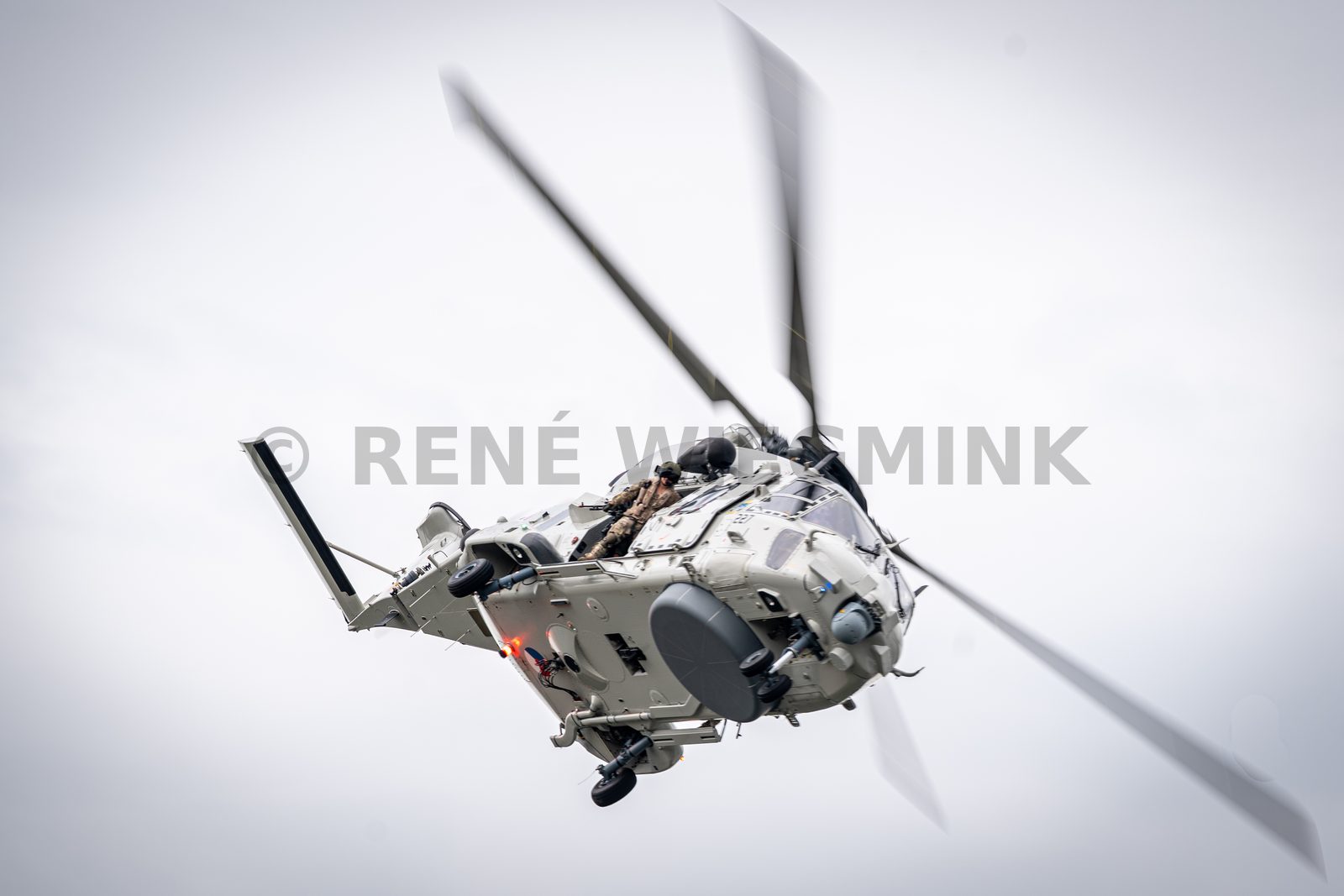 Een NH90-maritieme gevechtshelikopter van het 860 Squadron landt bij ijsstadion Thialf. De landing maakt deel uit van een meerdaagse militaire oefening van Defensie, waarbij militairen onder meer het ophalen van een gewonde trainen.