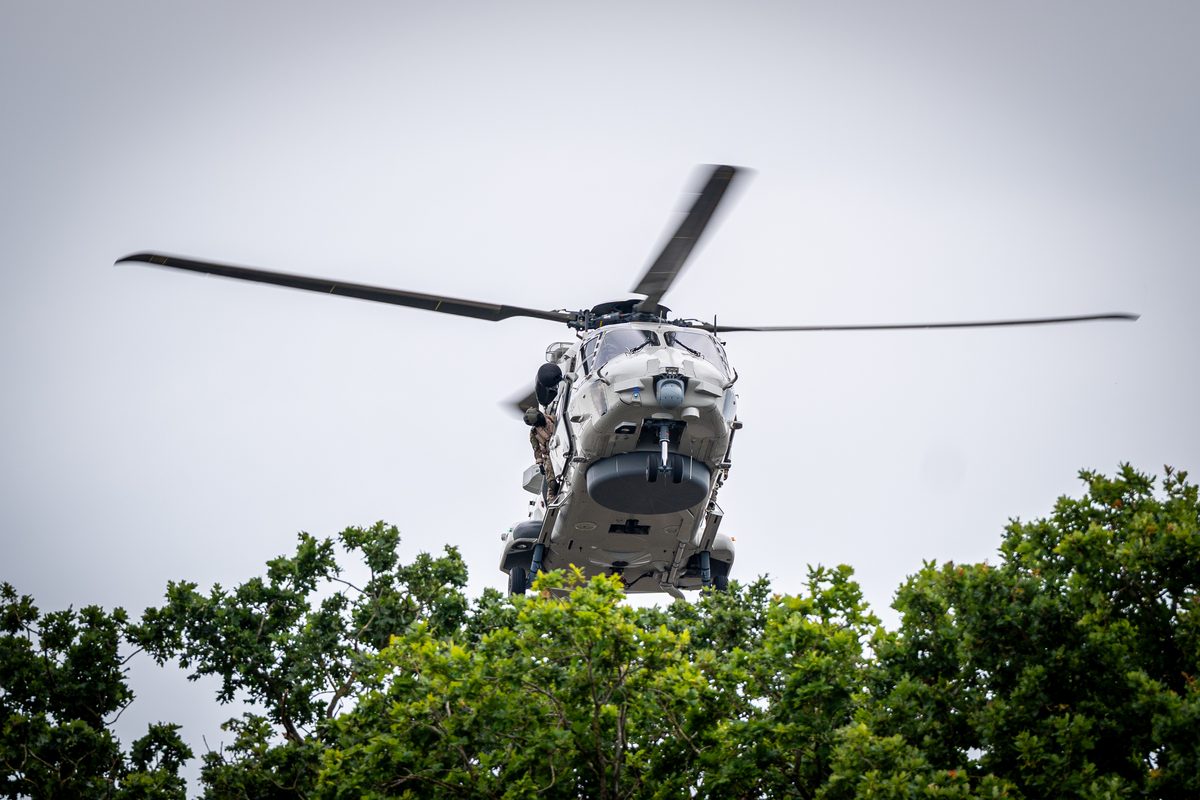 Een NH90-maritieme gevechtshelikopter van het 860 Squadron landt bij ijsstadion Thialf. De landing maakt deel uit van een meerdaagse militaire oefening van Defensie, waarbij militairen onder meer het ophalen van een gewonde trainen.