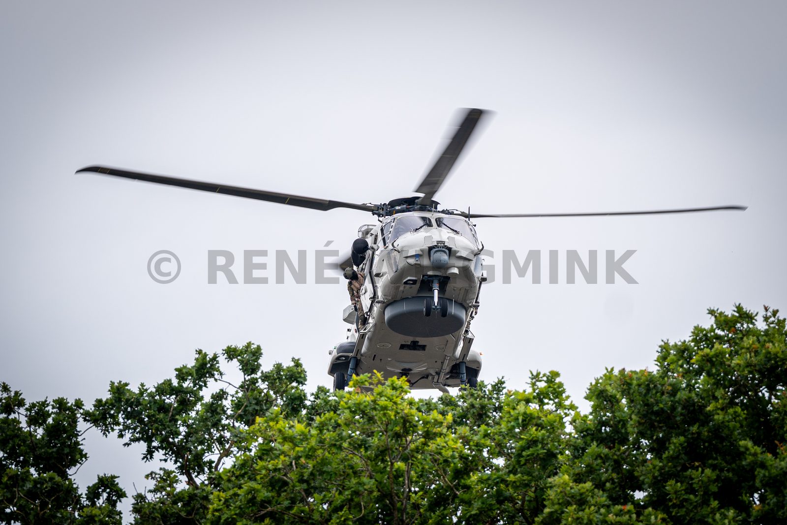 Een NH90-maritieme gevechtshelikopter van het 860 Squadron landt bij ijsstadion Thialf. De landing maakt deel uit van een meerdaagse militaire oefening van Defensie, waarbij militairen onder meer het ophalen van een gewonde trainen.