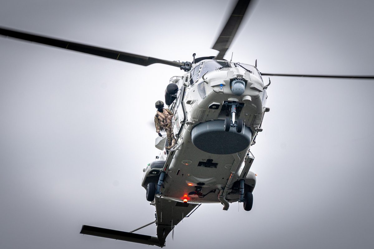 Een NH90-maritieme gevechtshelikopter van het 860 Squadron landt bij ijsstadion Thialf. De landing maakt deel uit van een meerdaagse militaire oefening van Defensie, waarbij militairen onder meer het ophalen van een gewonde trainen.
