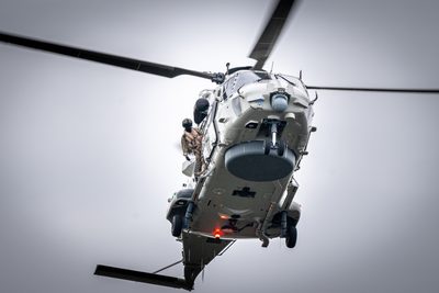 Een NH90-maritieme gevechtshelikopter van het 860 Squadron landt bij ijsstadion Thialf. De landing maakt deel uit van een meerdaagse militaire oefening van Defensie, waarbij militairen onder meer het ophalen van een gewonde trainen.