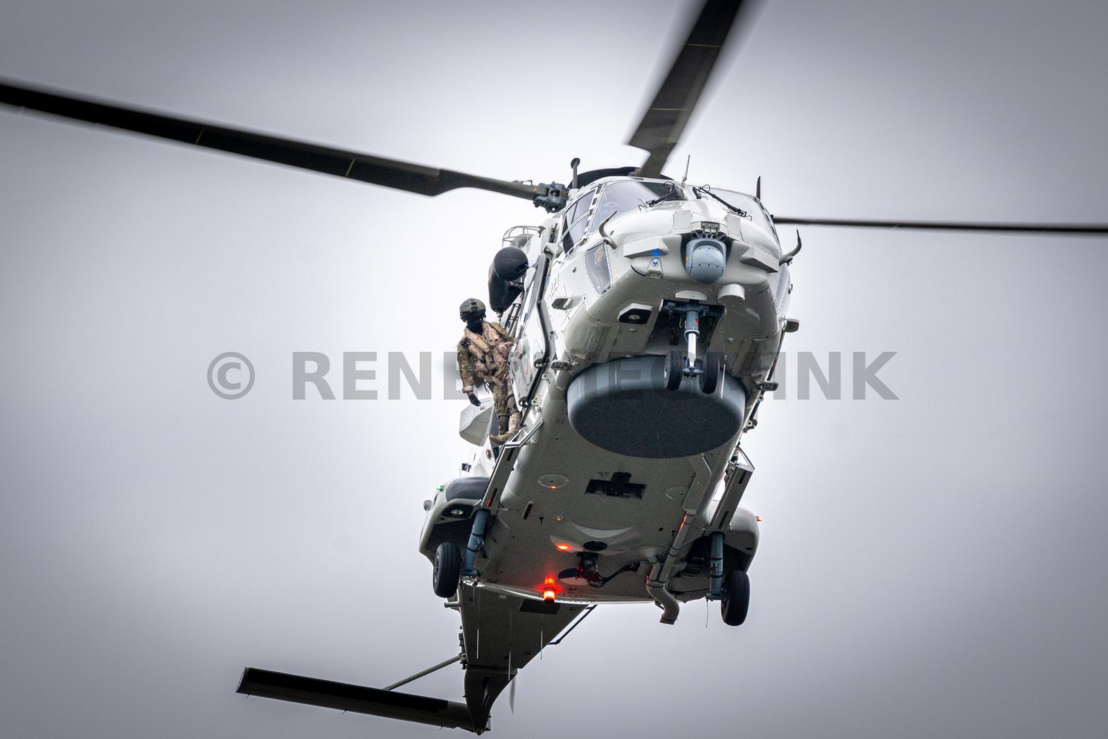 Een NH90-maritieme gevechtshelikopter van het 860 Squadron landt bij ijsstadion Thialf. De landing maakt deel uit van een meerdaagse militaire oefening van Defensie, waarbij militairen onder meer het ophalen van een gewonde trainen.