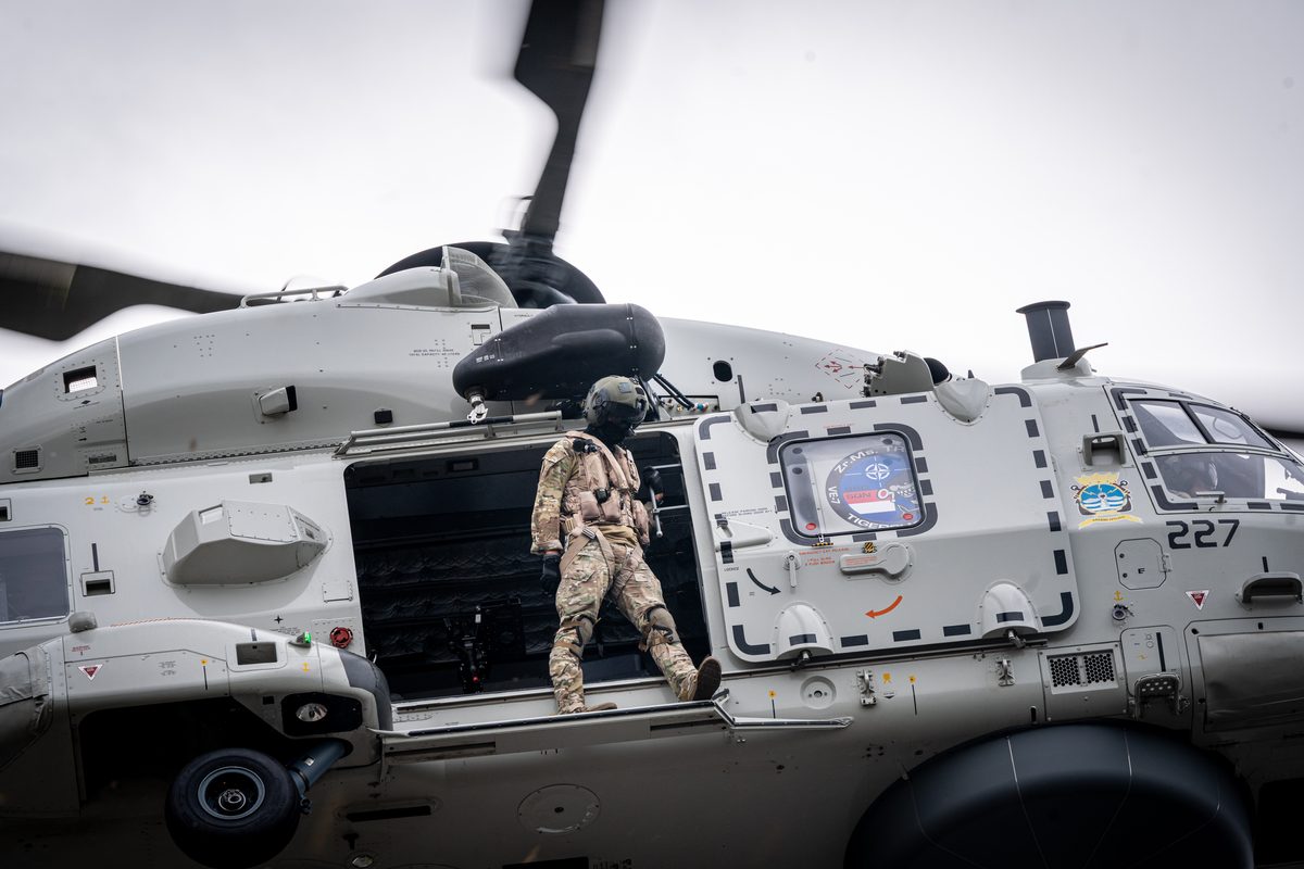 Een NH90-maritieme gevechtshelikopter van het 860 Squadron landt bij ijsstadion Thialf. De landing maakt deel uit van een meerdaagse militaire oefening van Defensie, waarbij militairen onder meer het ophalen van een gewonde trainen.