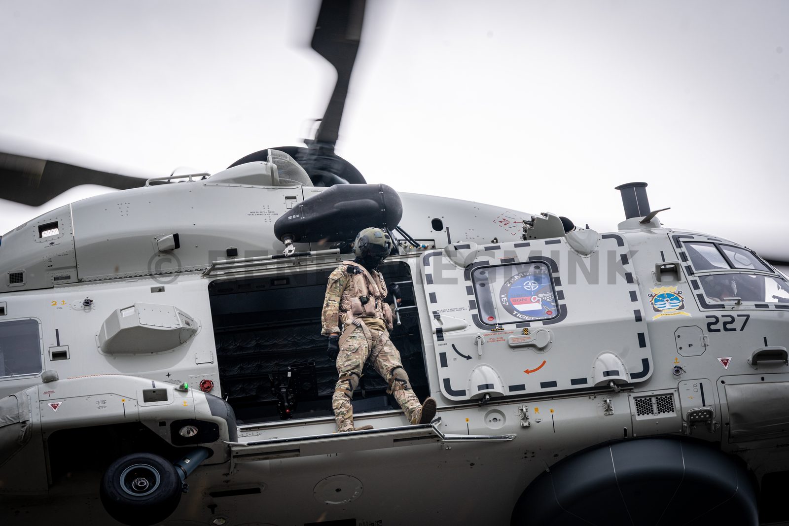 Een NH90-maritieme gevechtshelikopter van het 860 Squadron landt bij ijsstadion Thialf. De landing maakt deel uit van een meerdaagse militaire oefening van Defensie, waarbij militairen onder meer het ophalen van een gewonde trainen.