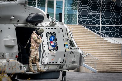Een NH90-maritieme gevechtshelikopter van het 860 Squadron landt bij ijsstadion Thialf. De landing maakt deel uit van een meerdaagse militaire oefening van Defensie, waarbij militairen onder meer het ophalen van een gewonde trainen.