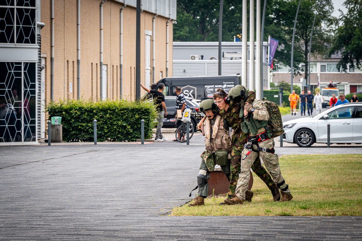 Een NH90-maritieme gevechtshelikopter van het 860 Squadron landt bij ijsstadion Thialf. De landing maakt deel uit van een meerdaagse militaire oefening van Defensie, waarbij militairen onder meer het ophalen van een gewonde trainen.