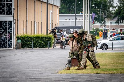 Een NH90-maritieme gevechtshelikopter van het 860 Squadron landt bij ijsstadion Thialf. De landing maakt deel uit van een meerdaagse militaire oefening van Defensie, waarbij militairen onder meer het ophalen van een gewonde trainen.