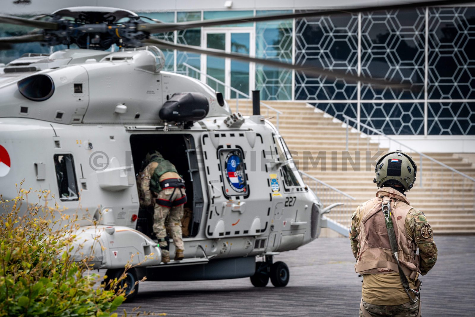Een NH90-maritieme gevechtshelikopter van het 860 Squadron landt bij ijsstadion Thialf. De landing maakt deel uit van een meerdaagse militaire oefening van Defensie, waarbij militairen onder meer het ophalen van een gewonde trainen.