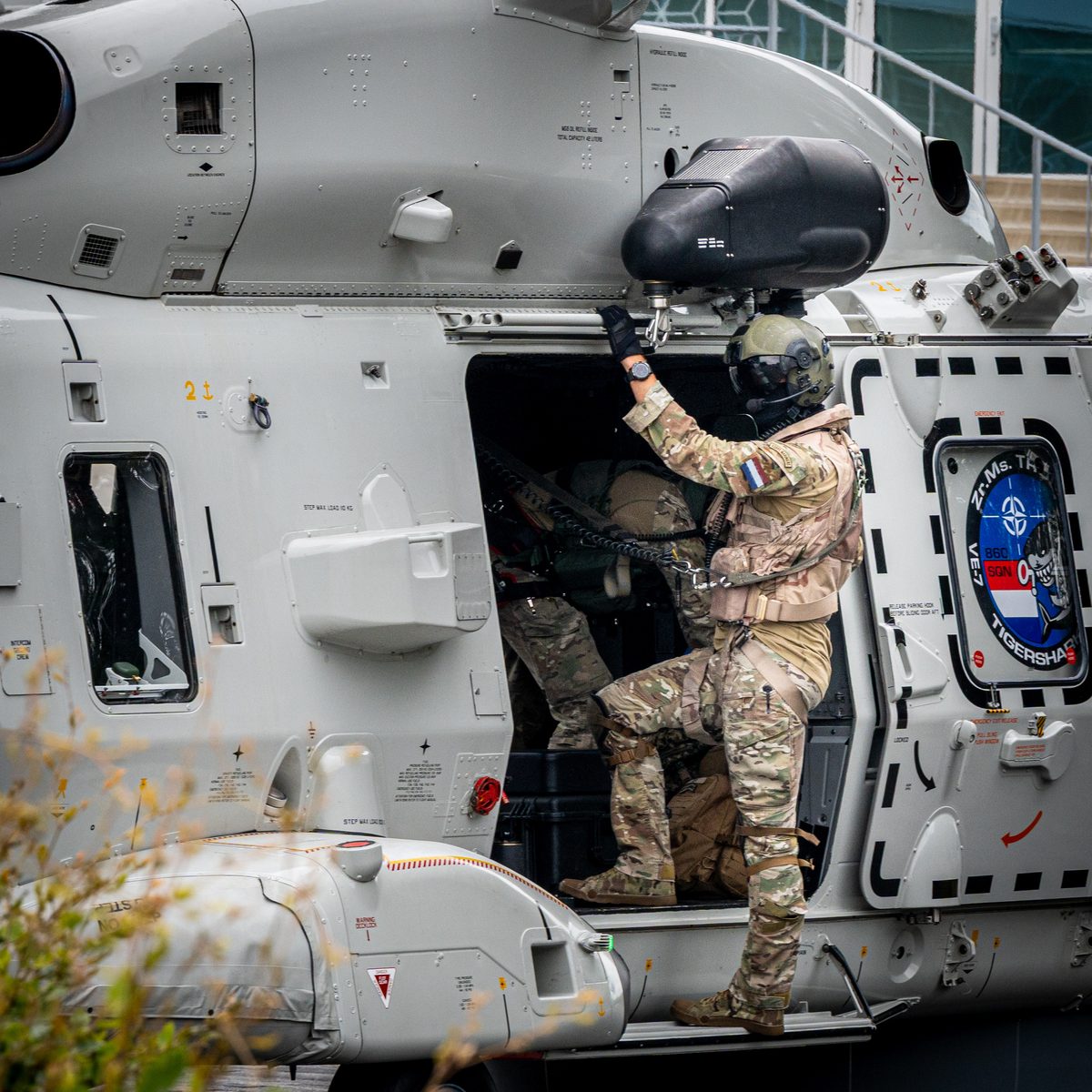 Een NH90-maritieme gevechtshelikopter van het 860 Squadron landt bij ijsstadion Thialf. De landing maakt deel uit van een meerdaagse militaire oefening van Defensie, waarbij militairen onder meer het ophalen van een gewonde trainen.