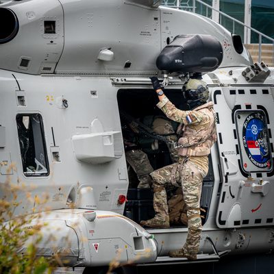Een NH90-maritieme gevechtshelikopter van het 860 Squadron landt bij ijsstadion Thialf. De landing maakt deel uit van een meerdaagse militaire oefening van Defensie, waarbij militairen onder meer het ophalen van een gewonde trainen.