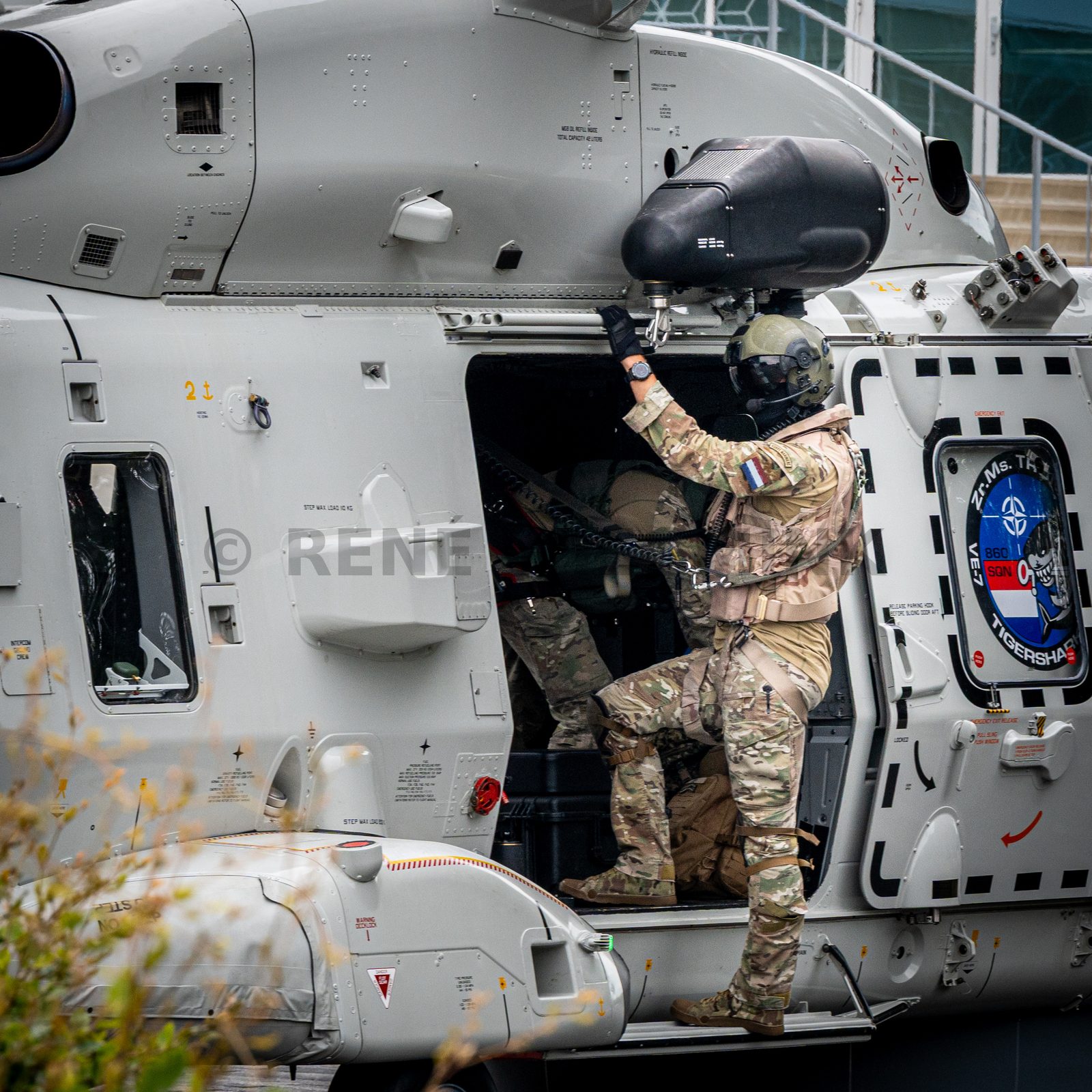 Een NH90-maritieme gevechtshelikopter van het 860 Squadron landt bij ijsstadion Thialf. De landing maakt deel uit van een meerdaagse militaire oefening van Defensie, waarbij militairen onder meer het ophalen van een gewonde trainen.