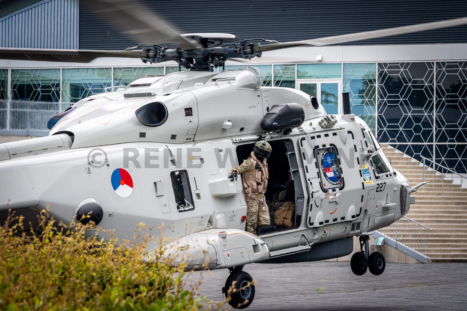 Een NH90-maritieme gevechtshelikopter van het 860 Squadron landt bij ijsstadion Thialf. De landing maakt deel uit van een meerdaagse militaire oefening van Defensie, waarbij militairen onder meer het ophalen van een gewonde trainen.