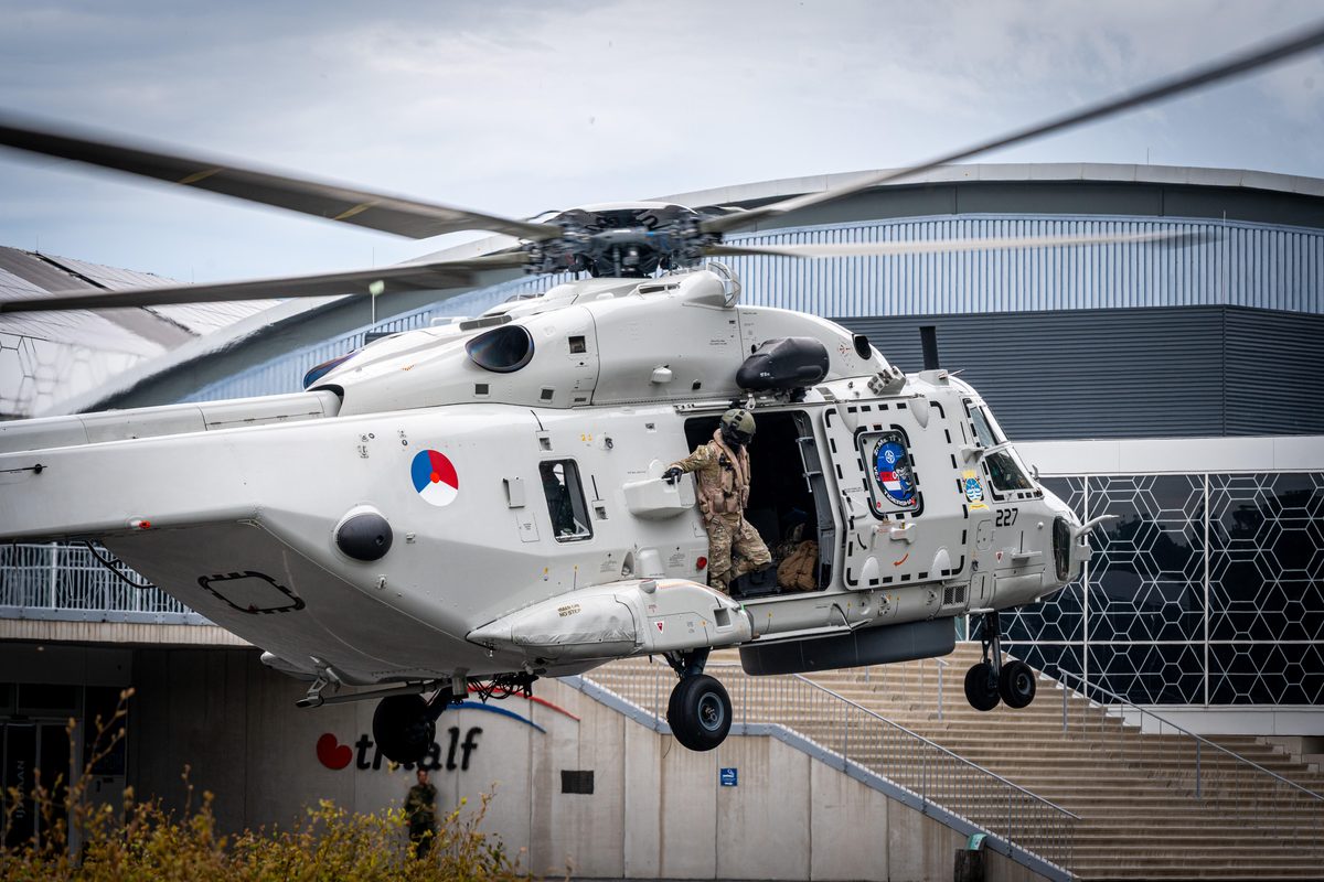 Een NH90-maritieme gevechtshelikopter van het 860 Squadron landt bij ijsstadion Thialf. De landing maakt deel uit van een meerdaagse militaire oefening van Defensie, waarbij militairen onder meer het ophalen van een gewonde trainen.