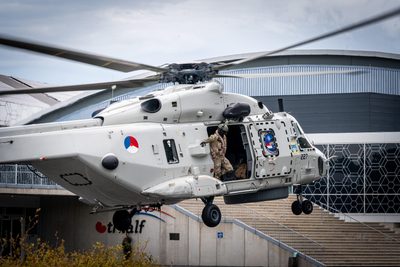 Een NH90-maritieme gevechtshelikopter van het 860 Squadron landt bij ijsstadion Thialf. De landing maakt deel uit van een meerdaagse militaire oefening van Defensie, waarbij militairen onder meer het ophalen van een gewonde trainen.