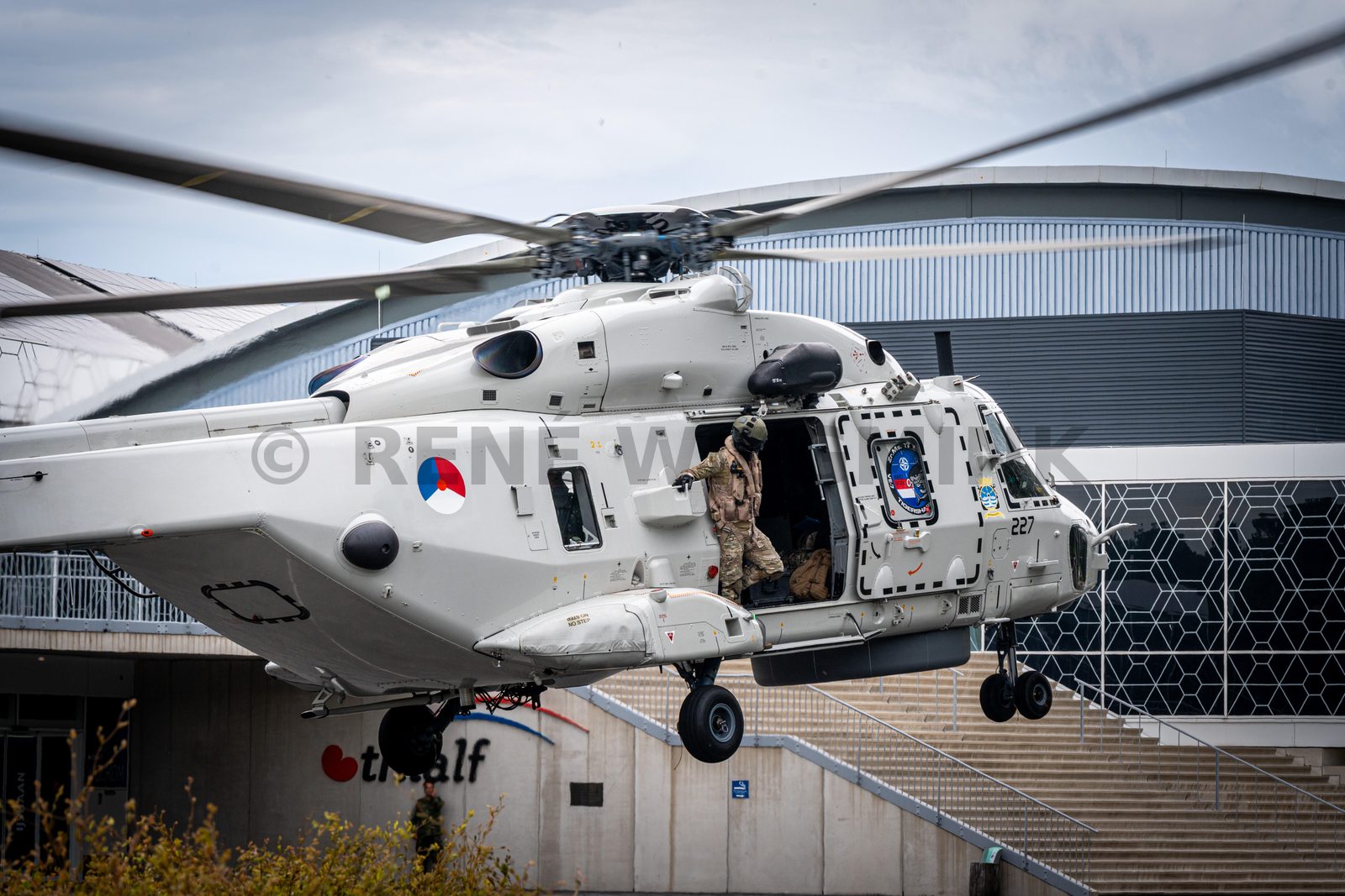Een NH90-maritieme gevechtshelikopter van het 860 Squadron landt bij ijsstadion Thialf. De landing maakt deel uit van een meerdaagse militaire oefening van Defensie, waarbij militairen onder meer het ophalen van een gewonde trainen.