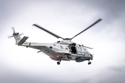 Een NH90-maritieme gevechtshelikopter van het 860 Squadron landt bij ijsstadion Thialf. De landing maakt deel uit van een meerdaagse militaire oefening van Defensie, waarbij militairen onder meer het ophalen van een gewonde trainen.