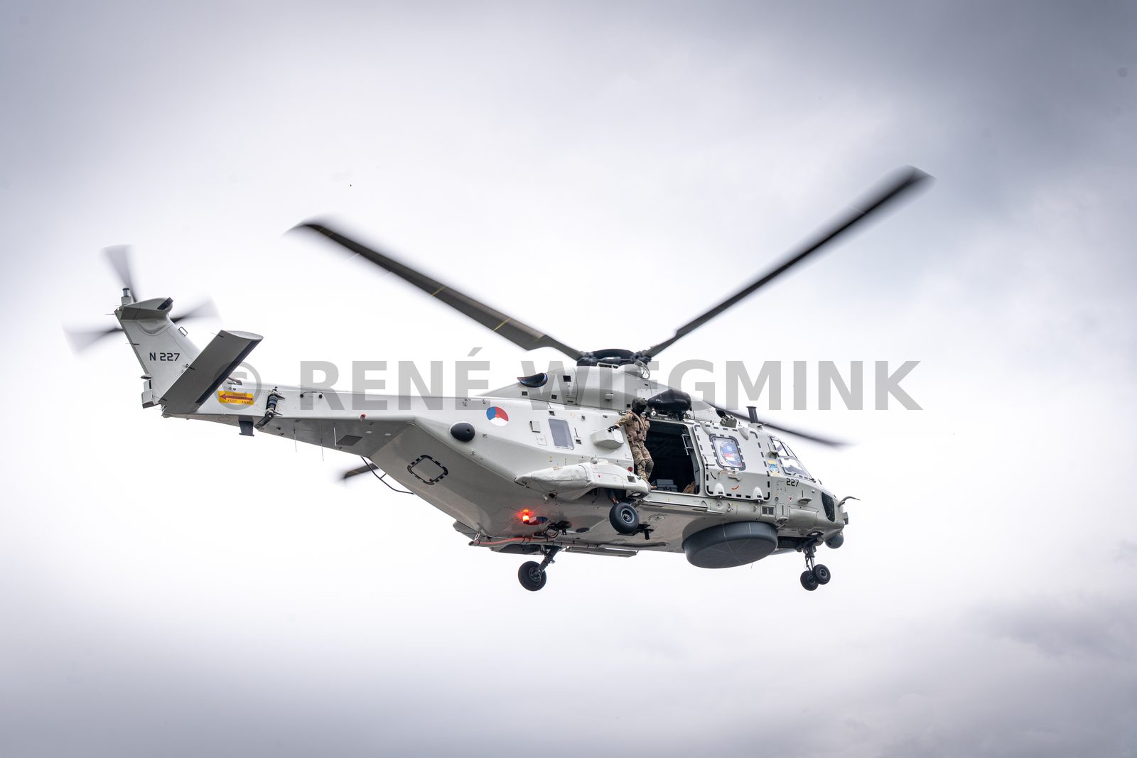 Een NH90-maritieme gevechtshelikopter van het 860 Squadron landt bij ijsstadion Thialf. De landing maakt deel uit van een meerdaagse militaire oefening van Defensie, waarbij militairen onder meer het ophalen van een gewonde trainen.