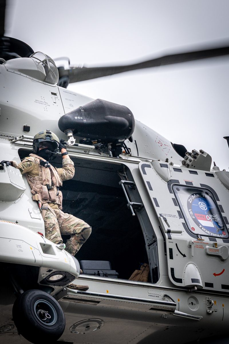 Een NH90-maritieme gevechtshelikopter van het 860 Squadron landt bij ijsstadion Thialf. De landing maakt deel uit van een meerdaagse militaire oefening van Defensie, waarbij militairen onder meer het ophalen van een gewonde trainen.