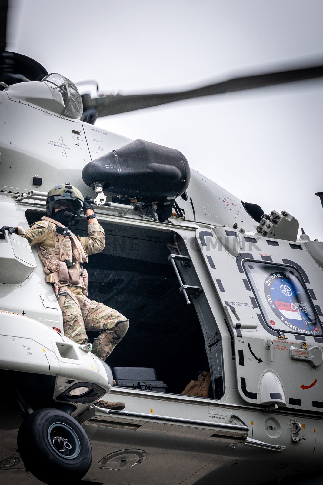 Een NH90-maritieme gevechtshelikopter van het 860 Squadron landt bij ijsstadion Thialf. De landing maakt deel uit van een meerdaagse militaire oefening van Defensie, waarbij militairen onder meer het ophalen van een gewonde trainen.